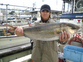 午前便 釣果は、カンパチ７３㌢ハマチ１４本鯛４５㌢２本２５㌢３本でした。明日 空席あります。